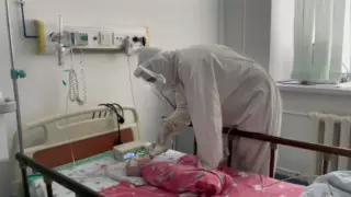 Кормят из бутылочки: кадры из ковидного центра с детьми показали столичные врачи