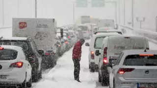 Армию привлекли для вызволения водителей из снежных заносов в Греции