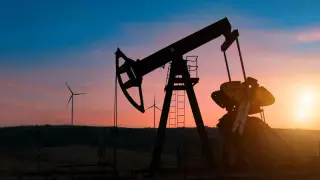 Цена нефти Brent превысила 90 долларов за баррель впервые с 2014 года
