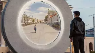 "Портал" в другую страну и судно-молния. 13 удивительных фактов со всего мира