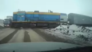 Столкновение тепловоза c КамАЗом попало на видео в Караганде