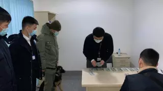 Казахстанца с долларами задержали в аэропорту Актау