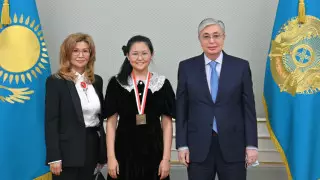 Президент Токаев принял чемпионку мира по шахматам Бибисару Асаубаеву