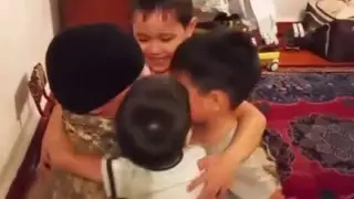 "Папа, тебя долго не было". Видео встречи военного с детьми растрогало Казнет