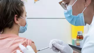 Pfizer и BioNTech просят одобрить вакцину от COVID-19 для детей младше 5 лет