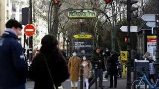 Масочный режим на улицах отменили во Франции
