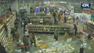 Опубликованы шокирующие кадры из Magnum: грабили семьями, ели и пили прямо в магазине