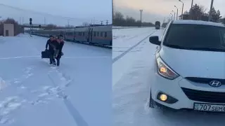 "Стало плохо в поезде в степи". Сотрудник полиции спас роженицу