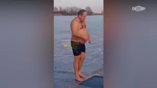 Мужчина нырнул в прорубь на глазах у жены и друга и больше не вынырнул