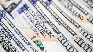 Курс доллара продолжает падать