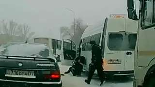 Драку водителей автобусов сняли на видео в Уральске