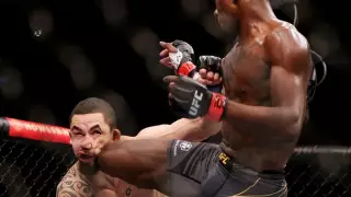 Адесанья в четвертый раз защитил пояс чемпиона UFC