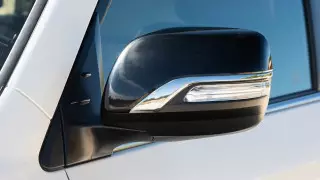 "Обидно, что люди гибнут, а ничего не меняется": у главы банка украли автозеркала в Алматы