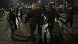 Захват зданий и оружия. В чем обвиняют подростков, задержанных при беспорядках