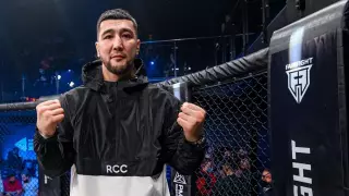 Казах из Омска встал после нокдауна и выиграл бой на турнире по ММА