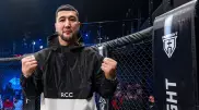 Казах из Омска встал после нокдауна и выиграл бой на турнире по ММА