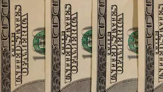 Назван официальный курс доллара на выходные