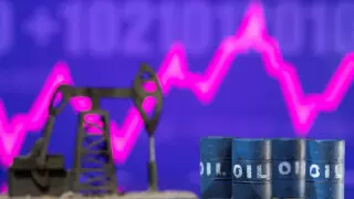 Нефть растет на рисках вокруг поставок из-за санкций против России