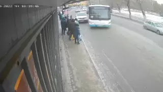 Работа карманника попала на видео на остановке в Актобе