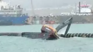 Падение экскаватора в Каспий сняли на видео
