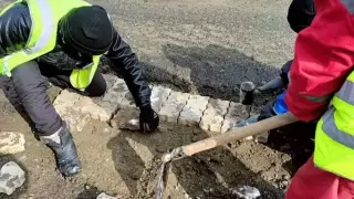 Жителей Уральска возмутил способ ямочного ремонта дорог