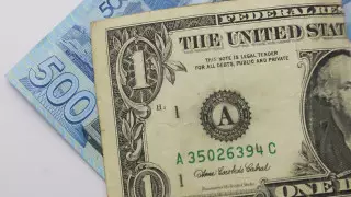 Курс доллара продолжает падать