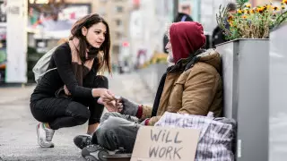 Как стресс влияет на желание помогать, выяснили ученые