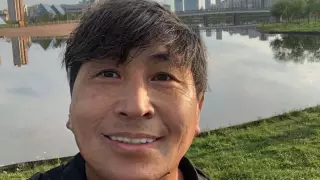 Семикратный рекордсмен Книги Гиннесса из Казахстана продает свой золотой депутатский значок