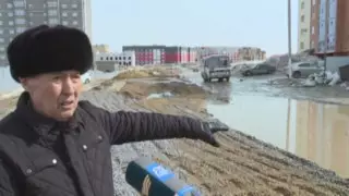 Жители Актобе жалуются на грязь и огромные лужи