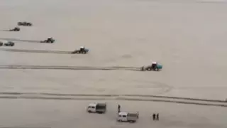 На дне Аральского моря продолжили высадку саксаула