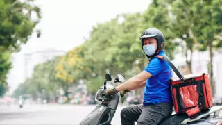 Никто не патрулирует тротуары: эксперты просят ужесточить наказание для водителей мопедов