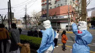 Шанхай решил ослабить локдаун, несмотря на рост числа инфекций COVID-19