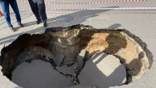 Часть асфальта подмыло из-за коммунальной аварии в столице