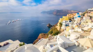 Греция смягчила ковидные ограничения для туристов