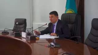 "Выйди к народу и скажи, что тебе лень". Бозумбаев резко отчитал акима Текели