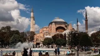 Повреждения появились на стенах и воротах мечети Айя-София в Стамбуле