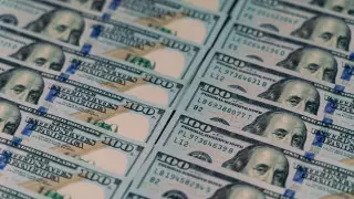 Нацбанк установил официальный курс доллара на выходные