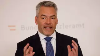 Канцлер Австрии опроверг оплату российского газа в рублях