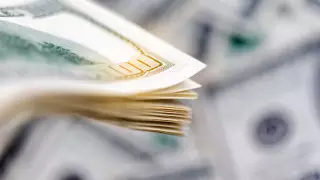 Курс доллара продолжает снижаться на торгах