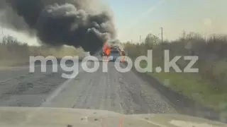 Машина сгорела на трассе в ЗКО