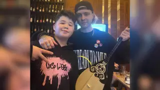 Казахстанец подарил Егору Криду домбру