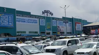 В Алматы убирают платные парковки на барахолке