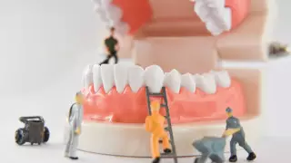 Ученые создали крошечных роботов для глубокой очистки зубов