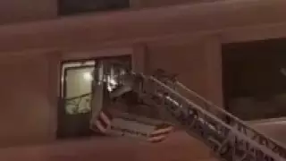 Люди выбивают окна: В Plaza Hotel Almaty произошло возгорание