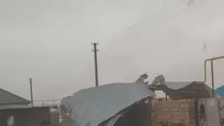 Ветер повредил газопровод и снес крышу поликлиники в одном из сел в Мангистау