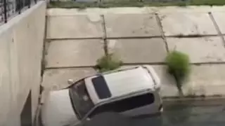 Выпускник самовольно сел за руль  Lexus и упал в канал с водой в Таразе