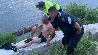 Плывшего на бревне мужчину спасли в Семее