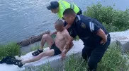 Плывшего на бревне мужчину спасли в Семее