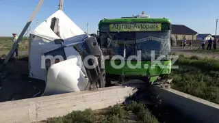 Пассажирам автобуса и водителю "Газели" потребовалась медпомощь после аварии в Атырау