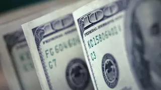 Курс доллара упал ниже 415 тенге